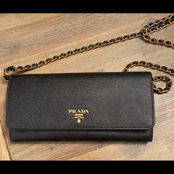 Prada Saffiano Wallet on chain - Picture 2 of 8